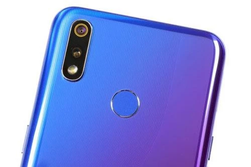 Ngoài thiết kế đẹp, cấu hình tốt cùng viên pin “khủng”, Realme 3 Pro còn gây ấn tượng nhờ được trang bị camera kép ở mặt lưng. Trong đó, cảm biến chính 16 MP, khẩu độ f/1.7 cho khả năng lấy nét Dual Pixel PDAF và cảm biến phụ 5 MP, f/2.4 giúp chụp ảnh xóa phông. Bộ đôi này được trang bị đèn flash LED, quay video 4K với tốc độ 30 khung hình/giây hoặc HD với tốc độ 960 khung hình/giây.