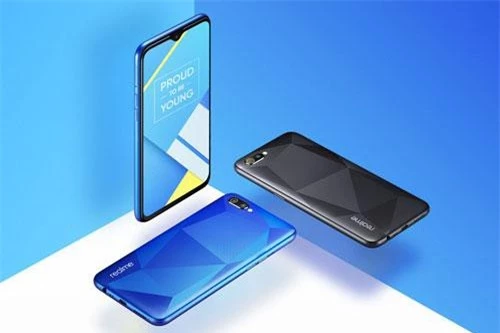 Realme C2 đem đến cho khách hàng 2 tùy chọn về màu sắc là đen và xanh. Máy được bán ra ở Ấn Độ từ ngày 15/5. Giá của phiên bản RAM 2 GB là 5.999 Rupee (tương đương 2 triệu đồng). Phiên bản RAM 3 GB có giá 7.999 Rupee (2,67 triệu đồng).