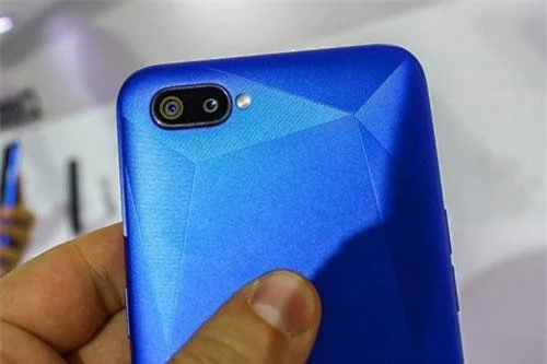 Là smartphone giá rẻ nhưng Realme C2 vẫn được trang bị camera kép ở mặt lưng. Trong đó, cảm biến chính 13 MP, khẩu độ f/2.2 cho khả năng lấy nét theo pha và cảm biến phụ 2 MP, f/2.4 giúp chụp ảnh xóa phông. Bộ đôi này được trang bị đèn flash LED, quay video Full HD, slow-motion. 