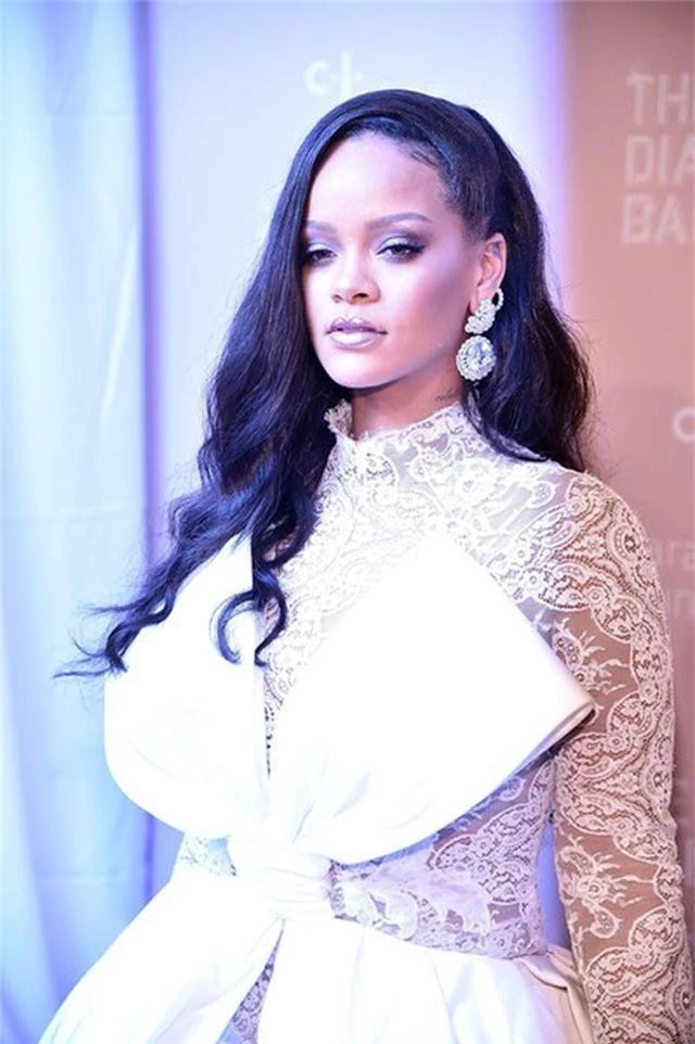 Rihanna quyến rũ trên tạp chí Vogue - 9