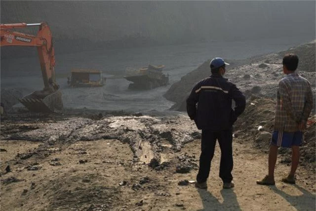Sập mỏ khai thác ngọc ở Myanmar, hơn 50 người nghi thiệt mạng - 1
