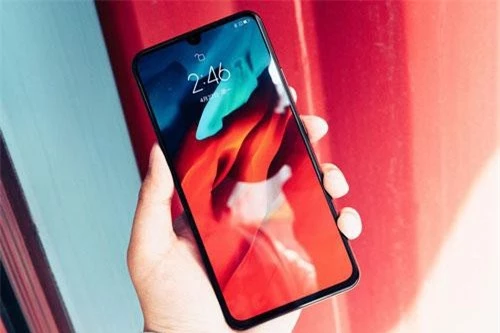 Z6 Pro sử dụng tấm nền màn hình Super AMOLED kích thước 6,39 inch, độ phân giải Full HD (2.340x1.080 pixel), mật độ điểm ảnh 403 ppi. Màn hình này được chia theo tỷ lệ 19,5:9, bảo vệ bởi kính cường lực, thiết kế dạng giọt nước, tích hợp công nghệ HDR10, dải màu DCI-P3.