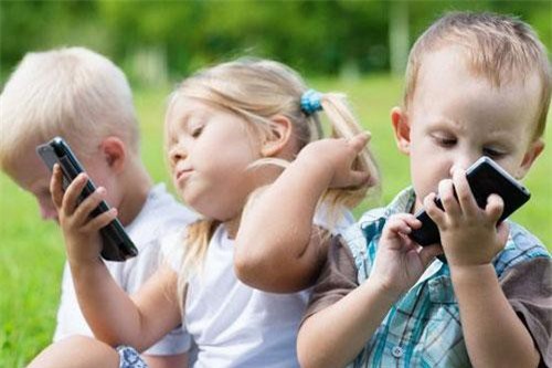 Cho trẻ dùng smartphone quá nhiều làm tăng nguy cơ mắc chứng tăng động