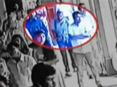 Khoảnh khắc nghi phạm bước vào nhà thờ trước khi đánh bom đẫm máu tại Sri Lanka