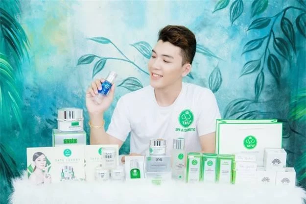 Bằng cách điều trị mụn của mỹ phẩm sạch Nhật Bản Tatu Luxury, chàng hot boy đã lột xác từ đó