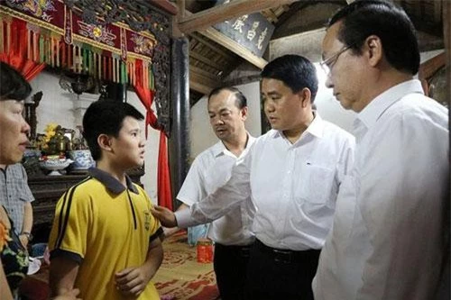 Chủ tịch Hà Nội hỏi thăm, động viên gia đình nạn nhân. Ảnh: Dân trí.