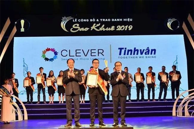 Anh Nguyễn Đạt Khuê (đứng giữa) – Trưởng nhóm giải pháp Clever đại diện Tinh Vân nhận Danh hiệu Sao Khuê 2019.