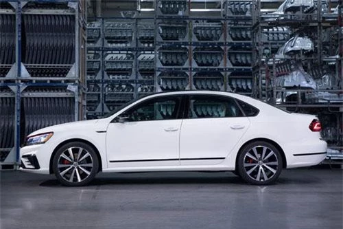 10. Volkswagen Passat 2019 (giá khởi điểm: 26.190 USD).