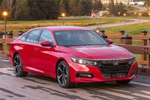 2. Honda Accord 2019 (giá khởi điểm: 24.615 USD).