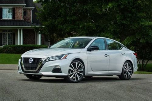 4. Nissan Altima 2019 (giá khởi điểm: 24.795 USD).