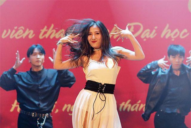 Ngắm vũ điệu quyến rũ của nữ sinh ĐH Quốc gia Hà Nội