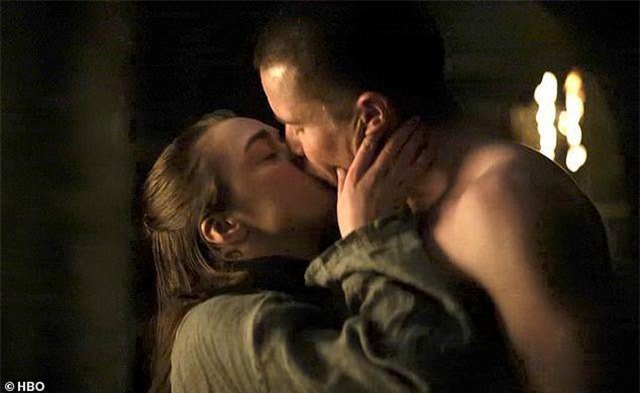 CLIP: Hé lộ cảnh nóng trong phim “Trò chơi vương quyền”