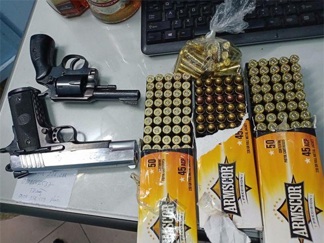 TPHCM: Bắt giữ thanh niên mang 2 khẩu súng quân dụng và 178 viên đạn