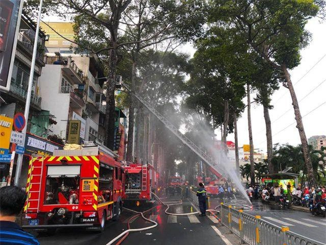 Cảnh sát điều xe thang chữa cháy nhà 5 tầng ở Sài Gòn