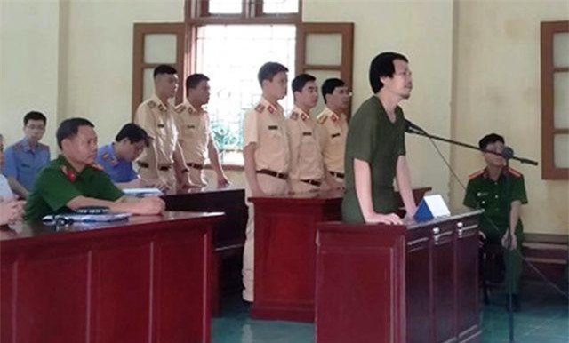 Hà Nam: Dùng đá ném vỡ kính xe CSGT, người đàn ông bị xử phạt 2 năm tù
