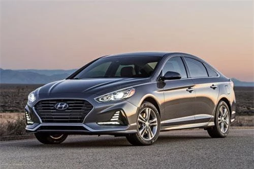 8. Hyundai Sonata 2019 (giá khởi điểm: 23.420 USD).