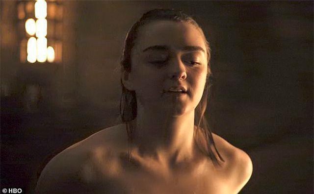 Cảnh “nóng” của Arya Stark khiến “khổ chủ” cũng sốc
