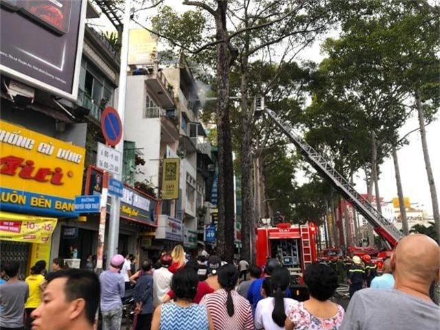 Cảnh sát điều xe thang chữa cháy nhà 5 tầng ở Sài Gòn  