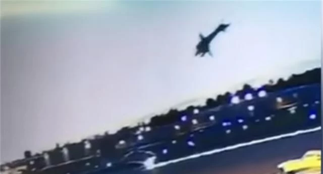 Khoảnh khắc máy bay Mỹ nổ tung như cầu lửa vài giây sau khi cất cánh - 1