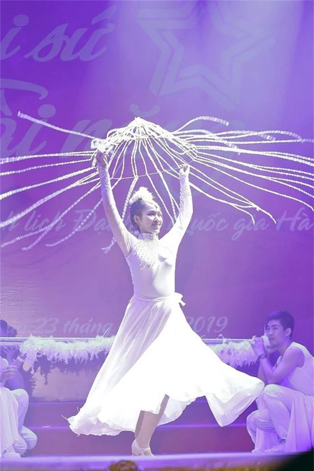 Ngắm vũ điệu quyến rũ của nữ sinh ĐH Quốc gia Hà Nội - 11