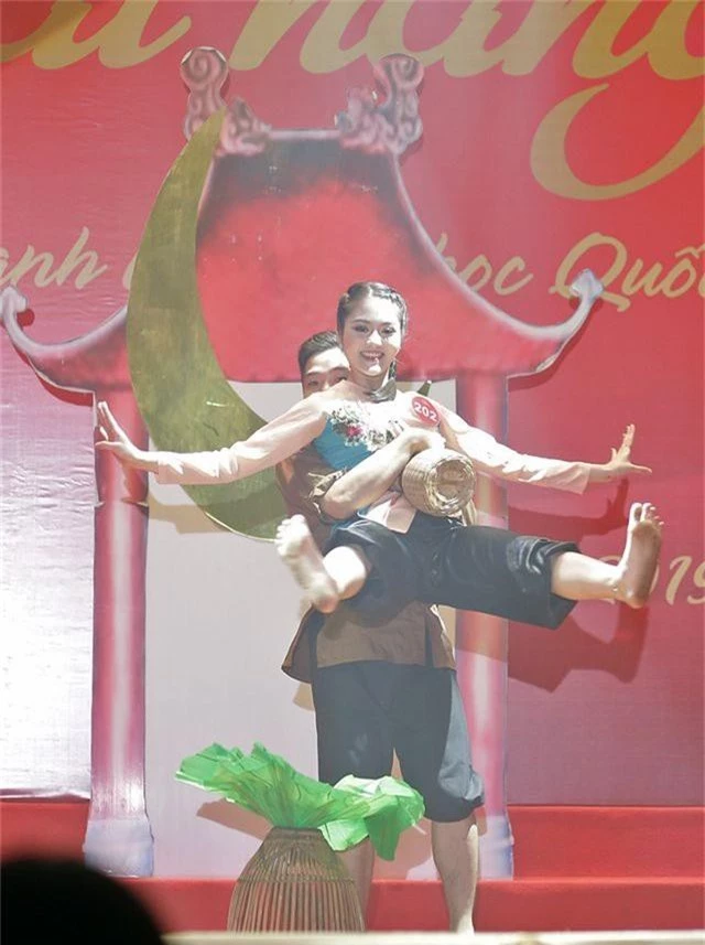 Ngắm vũ điệu quyến rũ của nữ sinh ĐH Quốc gia Hà Nội - 9