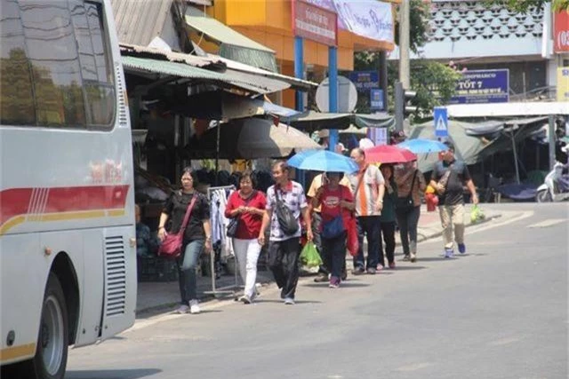 Người dân Huế chống chọi với nắng nóng trên 40 độ C - 4