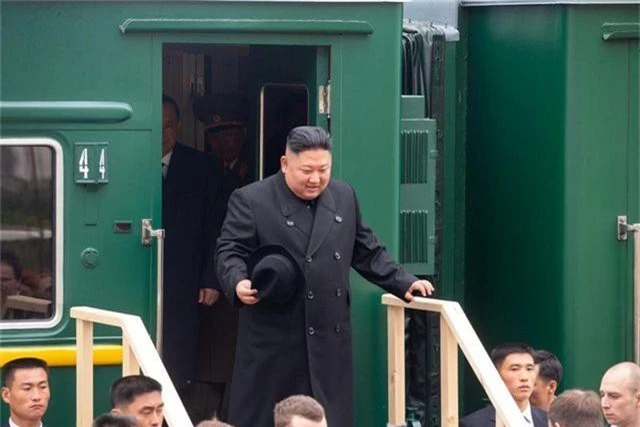 Những hình ảnh đầu tiên của ông Kim Jong-un trong chuyến thăm Nga - 4