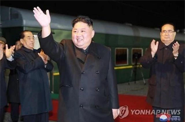 Ông Kim Jong-un được tặng bánh mì và muối khi đến Nga - 1