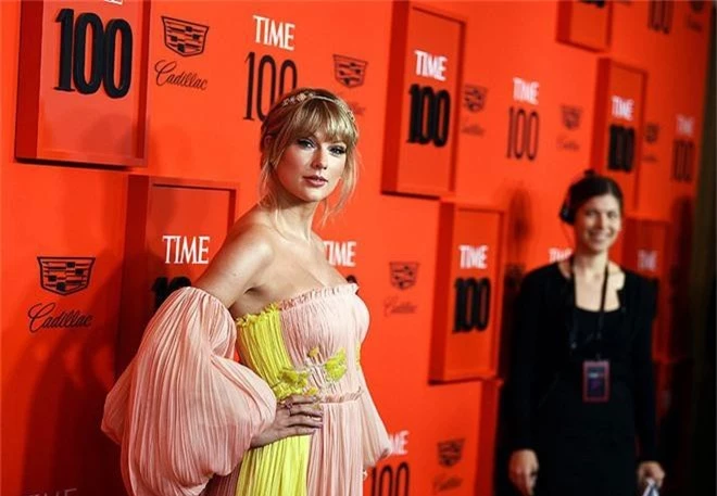 Thảm đỏ quyền lực Time 100: Taylor Swift khoe ngực khủng bên Captain Marvel và dàn siêu sao, BTS đâu mất rồi? - Ảnh 1.