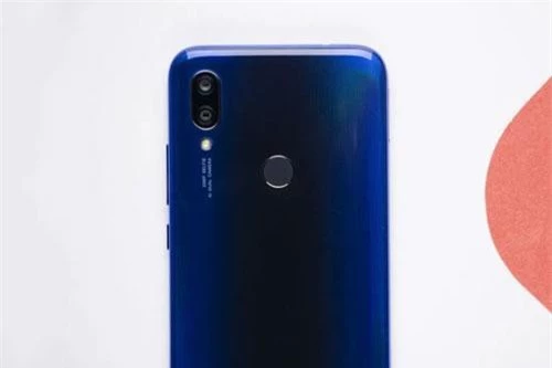 Bộ đôi camera sau của Xiaomi Redmi Y3 có độ phân giải 12 MP, khẩu độ f/2.2 cho khả năng lấy nét theo pha và cảm biến phụ 2 MP giúp chụp ảnh xóa phông. Bộ đôi này được trang bị đèn flash LED, quay video Full HD. 