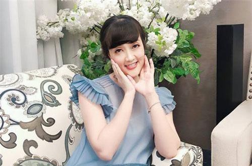 Danh hài Vân Dung U40 vẫn trẻ đẹp với phong cách thời trang “ăn gian tuổi”