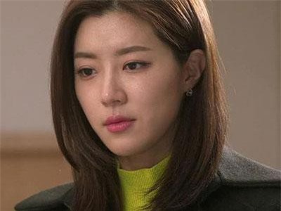 Mẹ đẻ vừa đi khỏi, mẹ chồng giật ngay túi thịt gà ném vào thùng rác, nàng dâu ức chế "bật" lại khiến bà câm nín