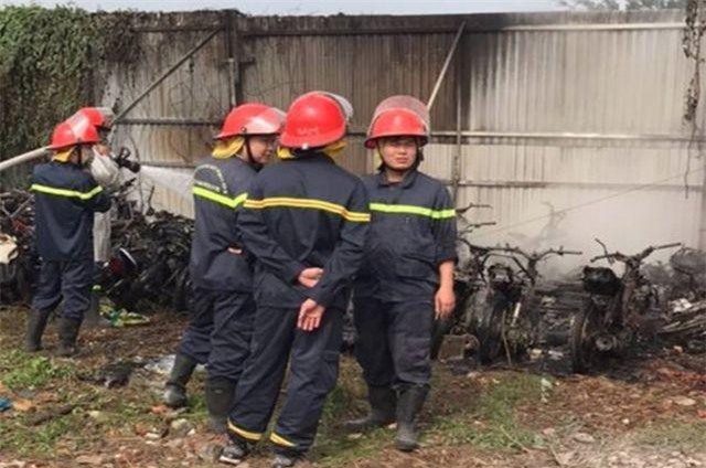  Hà Nội: Hỏa hoạn tại bãi giữ xe vi phạm giao thông, 30 xe máy trơ khung sắt