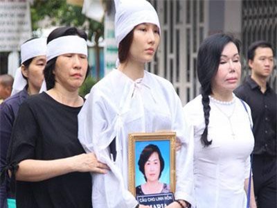 Diễm My 9x thất thần, nghẹn ngào bật khóc trước giờ tiễn biệt mẹ về nơi an nghỉ