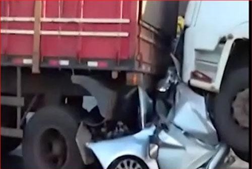 Ô tô bẹp rúm kẹp giữa 2 xe tải sau tai nạn kinh hoàng và điều thần kỳ với tài xế