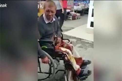 Đang nhận tiền từ nhà hảo tâm, ông lão khuyết tật bị hai người đàn ông hất ngã xe