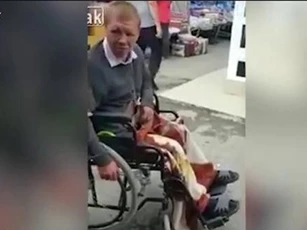 Đang nhận tiền từ nhà hảo tâm, ông lão khuyết tật bị hai người đàn ông hất ngã xe