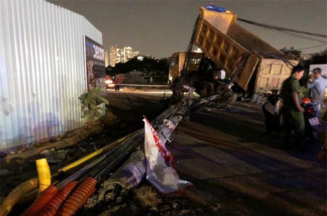 TPHCM: Xe ben kéo đổ trụ điện, nhiều nơi mất điện kéo dài