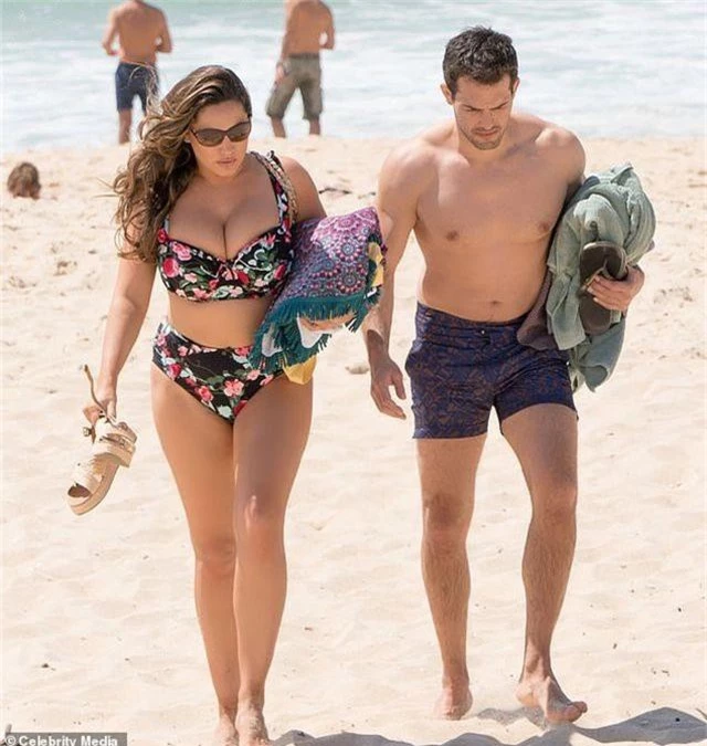 Kelly Brook khoe ngực đầy đặn bên bồ trẻ - 1