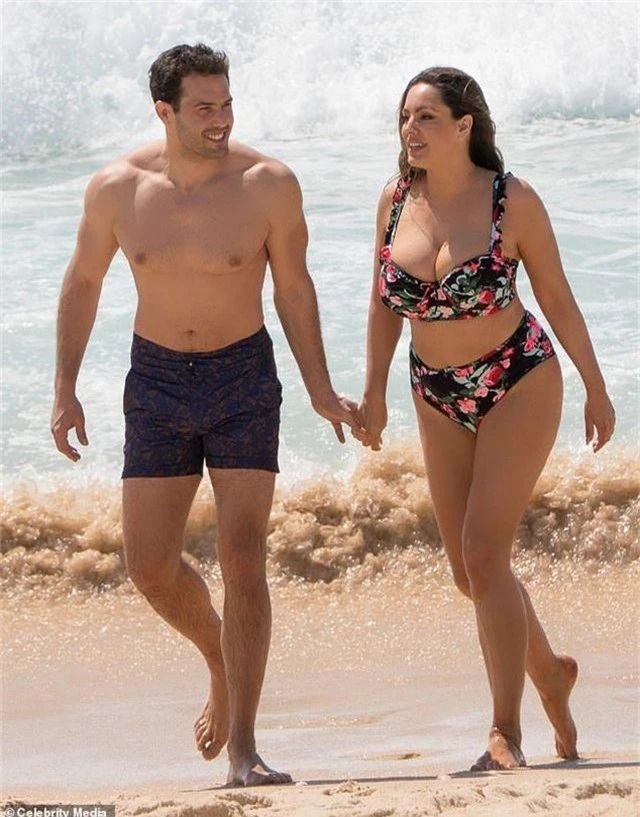 Kelly Brook khoe ngực đầy đặn bên bồ trẻ - 10