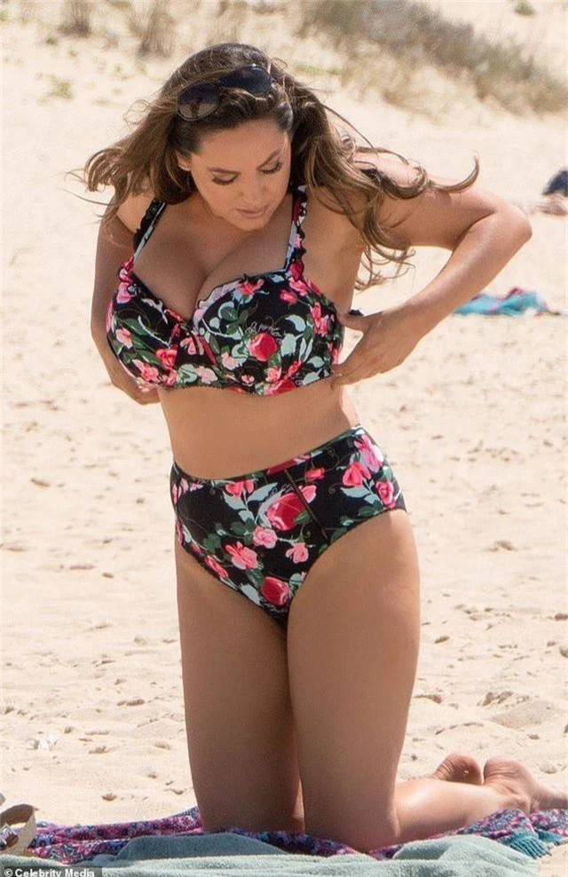 Kelly Brook khoe ngực đầy đặn bên bồ trẻ - 4