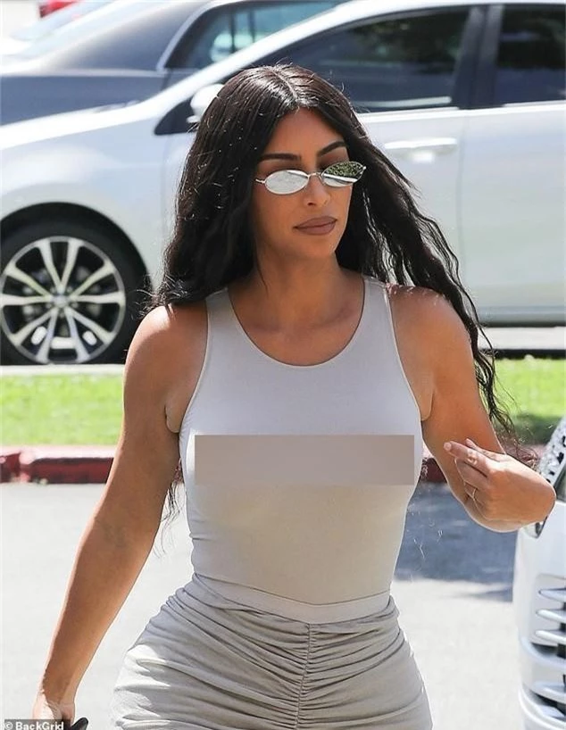 Không cần hở hang, Kim Kardashian vẫn quyết gây chú ý bằng cách... mặc váy bó sát rồi tỉnh bơ thả rông - Ảnh 1.