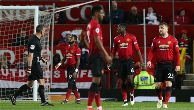 Marcus Rashford hé lộ nội tình phòng thay đồ MU sau thất bại trước Man City