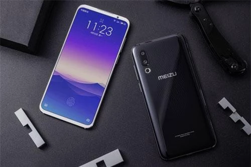 Meizu 16s có 3 màu trắng, đen carbon và xanh. Máy được bán ra ở Trung Quốc từ ngày 28/4. Giá của phiên bản RAM 6 GB/ROM 128 GB là 3.198 Nhân dân tệ (tương đương 11,02 triệu đồng). Phiên bản RAM 8 GB/ROM 128 GB có giá 3.498 Nhân dân tệ (12,05 triệu đồng). Nếu muốn mua bản RAM 8 GB/ROM 256 GB, khách hàng phải chi ra 3.998 Nhân dân tệ (13,77 triệu đồng).