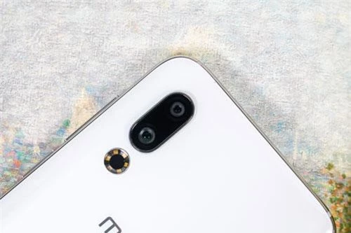 Bộ đôi camera sau của Meizu 16s có độ phân giải 48 MP, khẩu độ f/1.7. Ống kính tele 20 MP, f/2.6. Máy ảnh của 16s được trang bị đèn flash LED bố trí theo vòng tròn, hỗ trợ chống rung quang học (OIS) 4 trục, nhận dạng cảnh AI, chế độ Super Night giúp chụp ảnh tốt hơn trong điều kiện thiếu sáng, zoom quang học 3x, quay video 4K. 