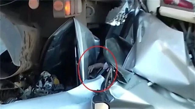 Video: Ô tô bẹp rúm kẹp giữa 2 xe tải sau tai nạn kinh hoàng và điều thần kỳ với tài xế - 2