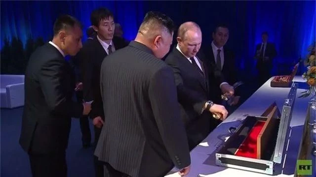 Ông Putin và ông Kim Jong-un tặng nhau bảo kiếm - 1