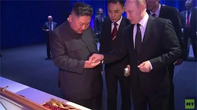 Ông Putin và ông Kim Jong-un tặng nhau bảo kiếm - 2
