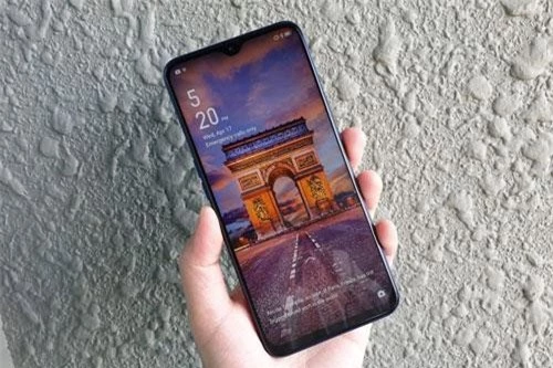 Oppo F11 dùng màn hình IPS 6,5 inch, độ phân giải Full HD Plus (2.340x1.080 pixel), mật độ điểm ảnh 394 ppi. Màn hình này được chia theo tỷ lệ 19,5:9.