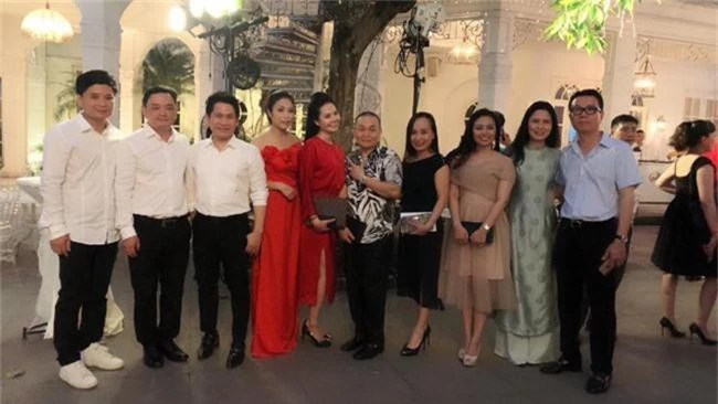 Kết hôn ở tuổi 46, NSND Trung Hiếu một lần chơi lớn, biến đám cưới lần 3 tại Hà Nội thành Đại hội Hội Nghệ sĩ sân khấu Việt Nam - Ảnh 5.